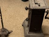 un chat allongé par terre à côté d'un poêle