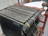 un vieux radiateur posé sur une table dans une pièce