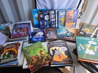 un grand nombre de livres posés sur une table