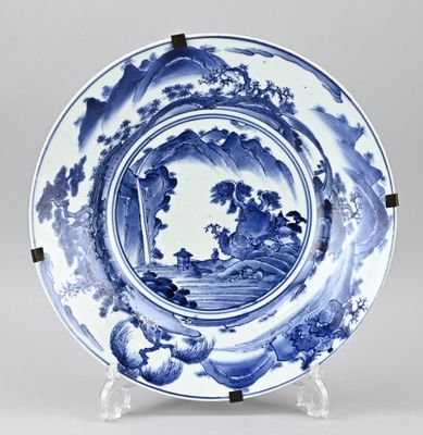 assiette bleue et blanche ornée d'un paysage