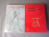 Les deux livres sont posés l'un à côté de l'autre sur une table.