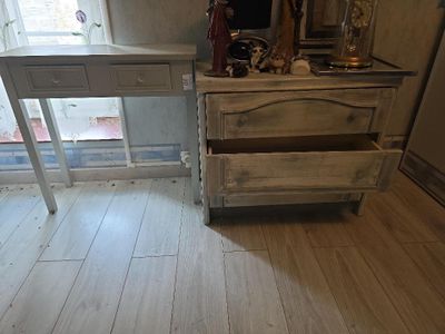 une commode surmontée d'un miroir, placée dans un coin de la pièce