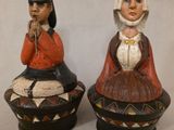 une paire de figurines en céramique représentant une femme et un homme en costume traditionnel