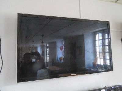 une télévision à écran plat accrochée au mur dans un salon