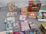 beaucoup de jouets et de livres pour enfants par terre