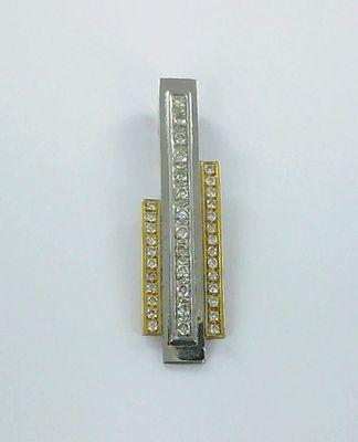 une photo d'une bague en argent et en or sertie de diamants