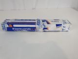 un tube de dentifrice posé sur une surface blanche
