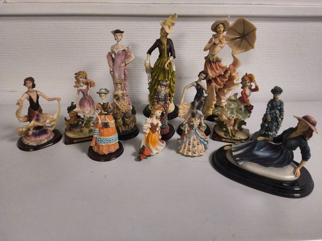 Lot de 14 figurines en résine dont une Annie Rowe et 3 clowns