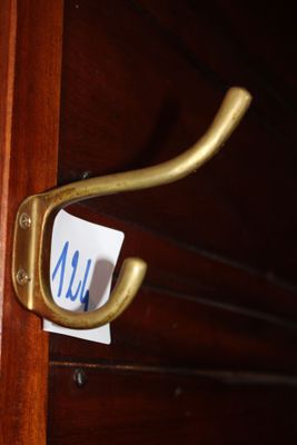 une poignée de porte à laquelle est accrochée une note