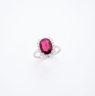 BAGUE En or gris, sertie d'une rubellite ovale pesant enviro…