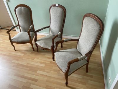 three chairs that are sitting on a hard wood floor