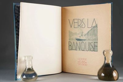 un livre ouvert, avec une bouteille de liquide à côté