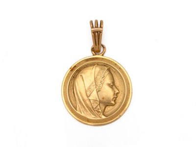 gros plan d'une pièce d'or portant un visage de femme