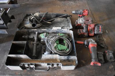 de nombreux outils posés à même le sol