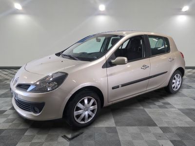 la photo d'une voiture beige garée dans un garage