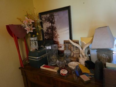 une photo d'une table sur laquelle se trouvent une lampe et un tableau