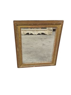 Petit miroir de forme rectangulaire en bois et stuc doré à d…