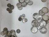 une boîte remplie de pièces d'argent posée sur une table