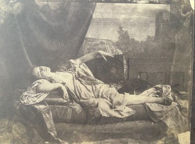 une vieille photo d'une femme allongée sur un canapé