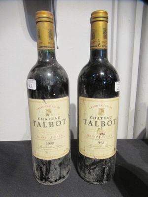 deux bouteilles de vin posées sur une table