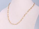 gros plan d'un torse de mannequin portant un collier