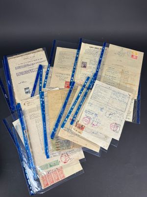 beaucoup de vieux papiers et de stylos sur la table