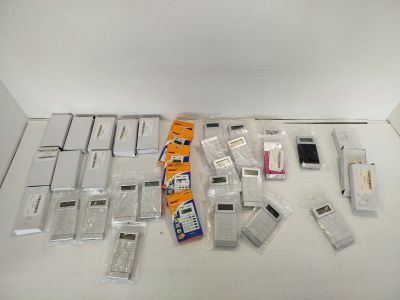 tout un tas d'appareils électroniques qui traînent sur la table
