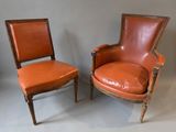 paire de fauteuils en cuir avec structure en bois et dossier recouvert de cuir