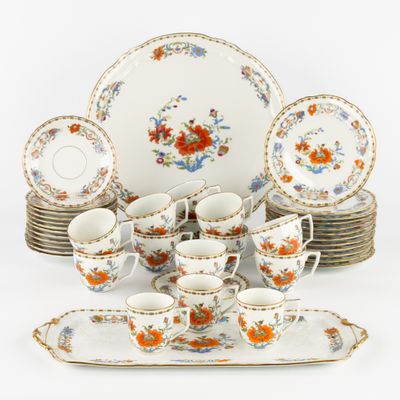 beaucoup d'assiettes, de tasses et de soucoupes sur la table