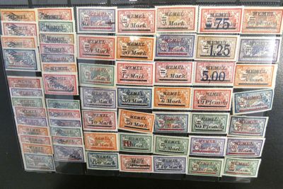 de nombreux types de timbres exposés sur la table