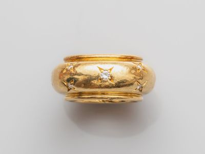 une bague en or avec des diamants sur fond blanc