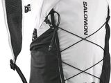 l'arrière d'un sac à dos blanc orné d'un motif en noir et blanc