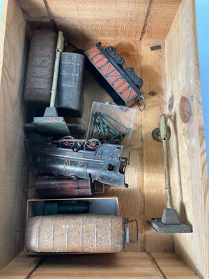 une boîte en bois remplie d'objets assortis sur une table