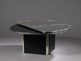 une image représentant une table noire avec un plateau en marbre sur fond gris