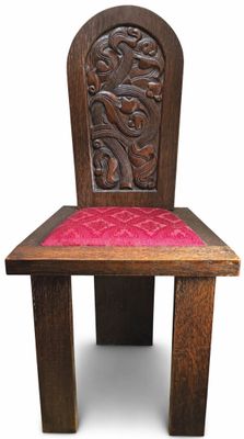 chaise en bois sur laquelle est posé un coussin rose