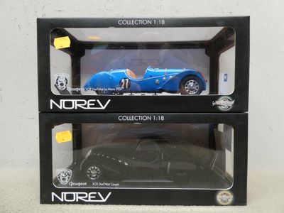 deux maquettes d'une voiture de sport bleue dans une vitrine