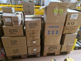 de nombreux cartons empilés les uns sur les autres dans un entrepôt