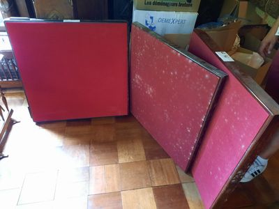 un réfrigérateur rouge posé au milieu d'une pièce