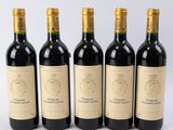 six bouteilles de vin sont alignées sur une surface blanche