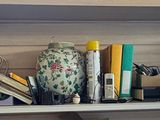 une étagère sur laquelle sont posés de nombreux livres, dans une pièce