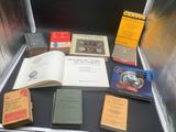de nombreux livres posés sur une table