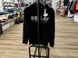un t-shirt noir suspendu à un portant dans un magasin de vêtements