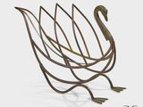 une sculpture métallique représentant un cygne sur fond blanc