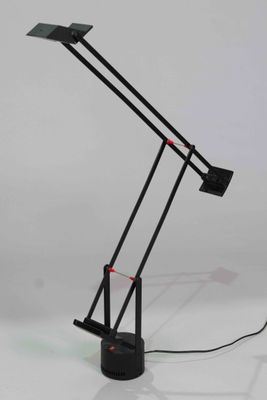 la lampe noire est posée sur une surface blanche, avec un fond blanc