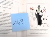 un livre ouvert sur lequel figure la photo d'un groupe de personnes