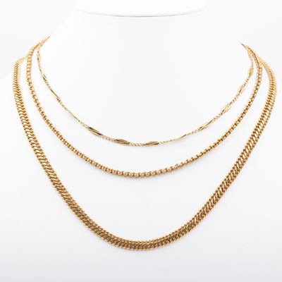 un collier à chaîne en or sur un mannequin mannequin mannequin mannequin mannequin mannequin mannequin mannequin mannequin mannequin