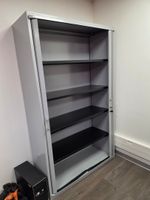 T60: Mobilier de bureau comprenant : Bureau avec retour, Fau… (photo 2)