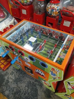 Baby-foot distributeur de balles rebondissantes