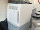 une machine à laver dans un coin de la pièce