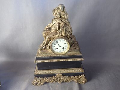 une horloge posée sur une table